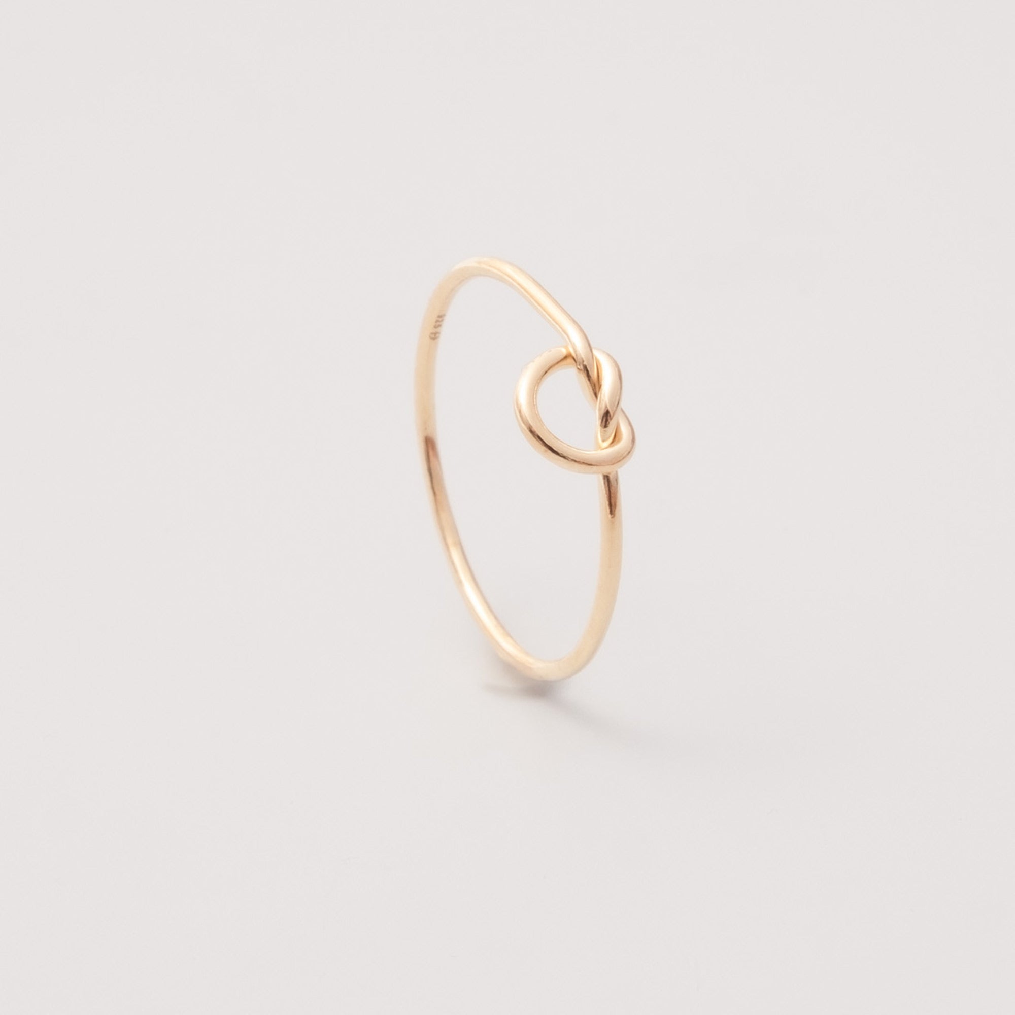 filigraner Ring mit zartem Knoten gold